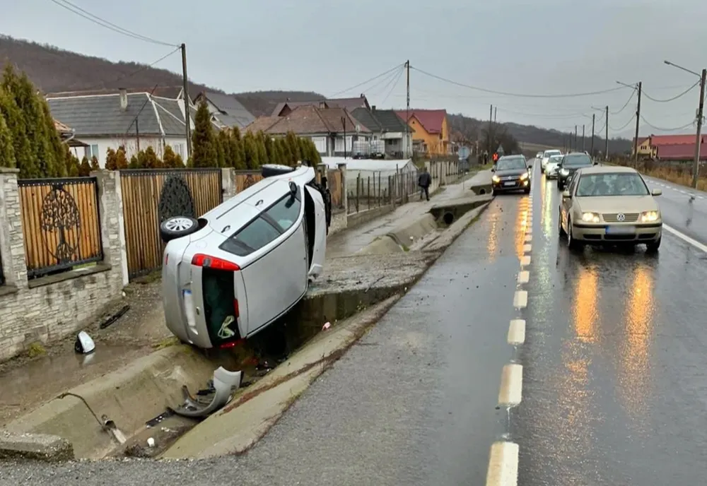Autoturism cu cinci persoane, răsturnat în Șintereag! Trei persoane au fost transportate la spital