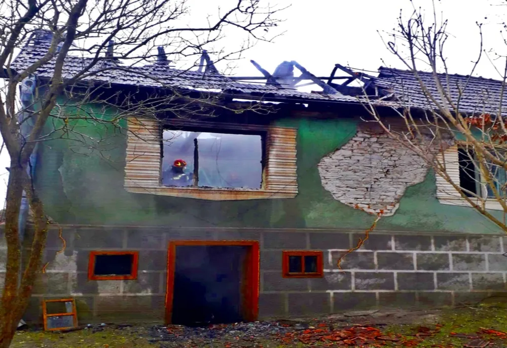 Casă din comuna Nușeni, cuprinsă de incendiu! Un  bărbat, dus la spital