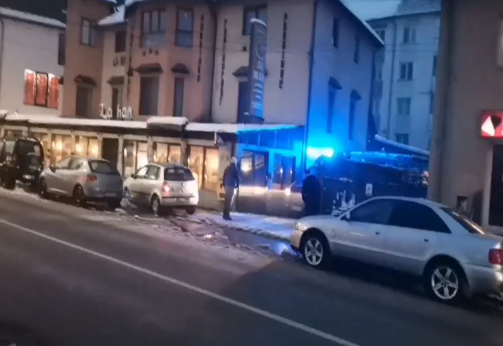 Năsăudean, la spital după ce a căzut de pe acoperișul casei în timp ce încerca să curețe zăpada