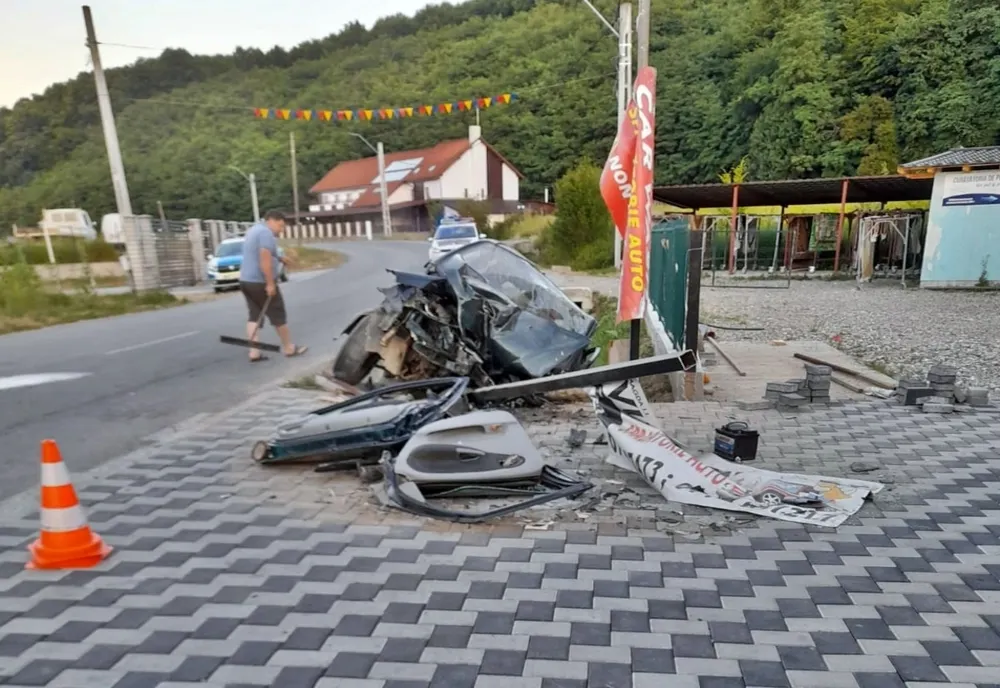 Autoturism intrat într-un cap de pod, în Dobric! Șoferul, care nu avea permis de conducere, a fost transportat la spital