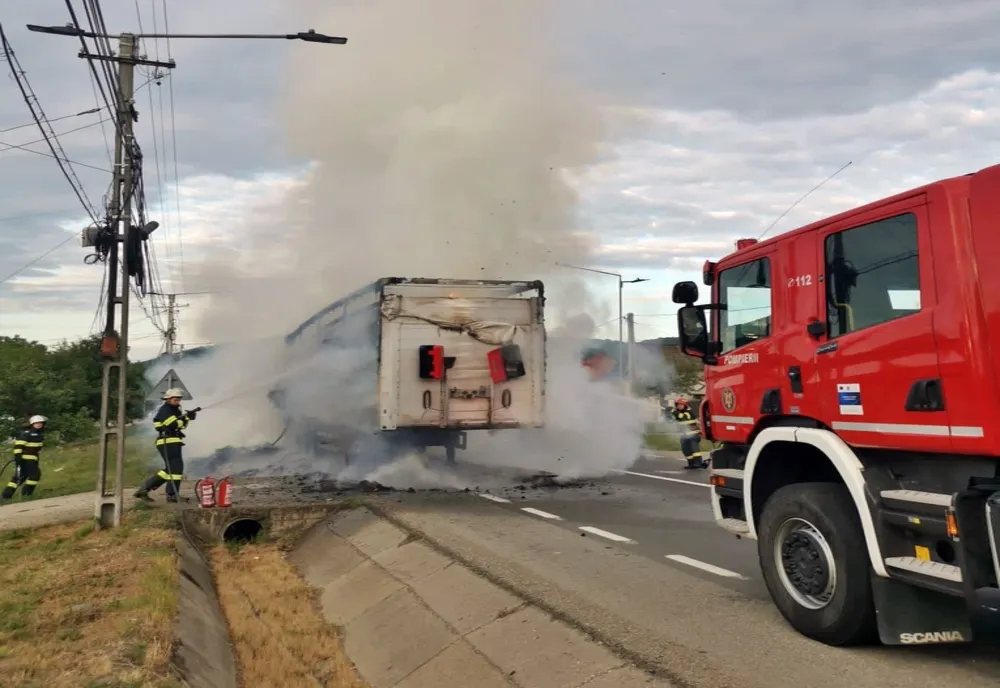 Autotren încărcat cu carton, mistuit de flăcări, la intrare în Bistrița