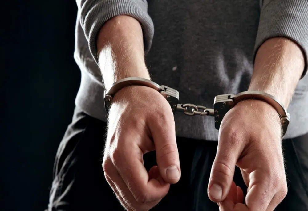 Adolescent din Bistrița, după gratii pentru 30 de zile! A părăsit arestul la domiciliu și este acuzat de evadare