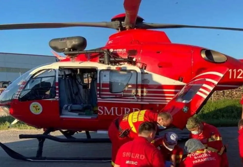 Bărbat din Feldru, dus în stare gravă la spital, după ce a căzut de pe o scară de la 3 metri
