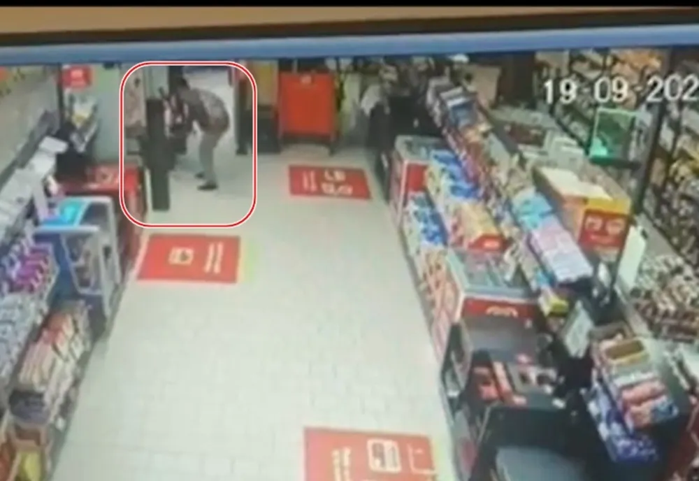 VIDEO: Bărbat din Slatina, la furat într-un supermarket din Bistrița! Cum a încercat să fenteze casa de marcat