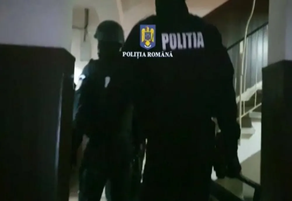 Persoane din Mureş şi Bistriţa prinse după ce au furat haine şi aparate electronice din mai multe magazine