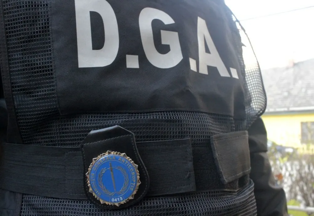 Un polițist retinut și pus ulterior sub control judiciar