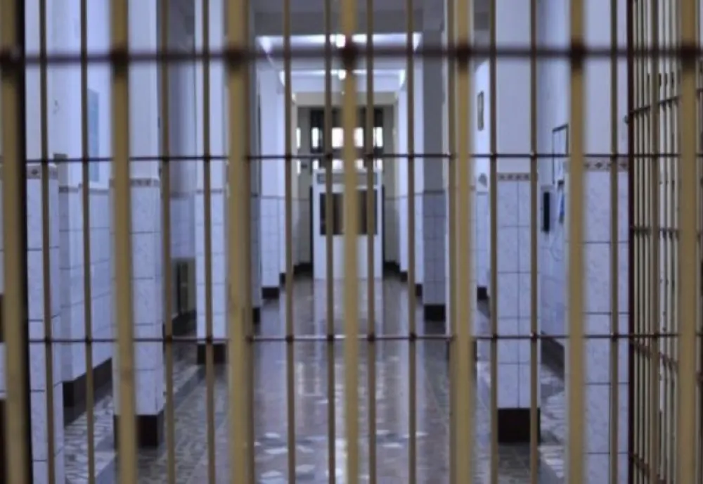 Trei tineri din Bistrița-Năsăud, condamnați pentru lipsire de libertate în mod ilegal și tâlhărie calificată, duși după gratii de polițiști