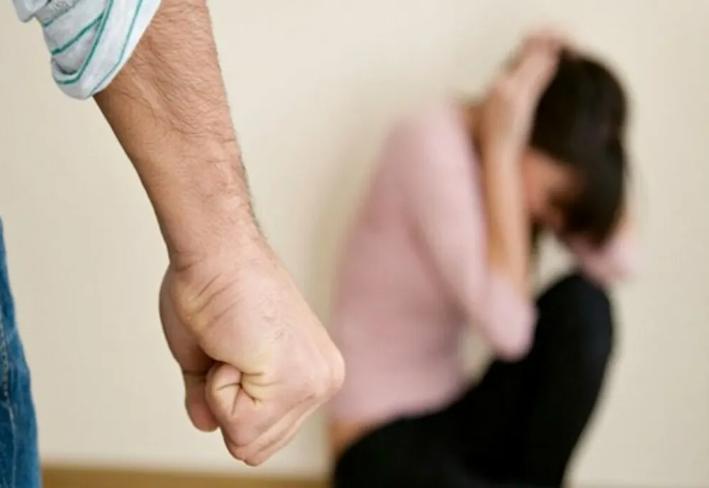 Și-a agresat concubina și s-a ales cu dosar penal! Nu mai are voie să se apropie de femeie