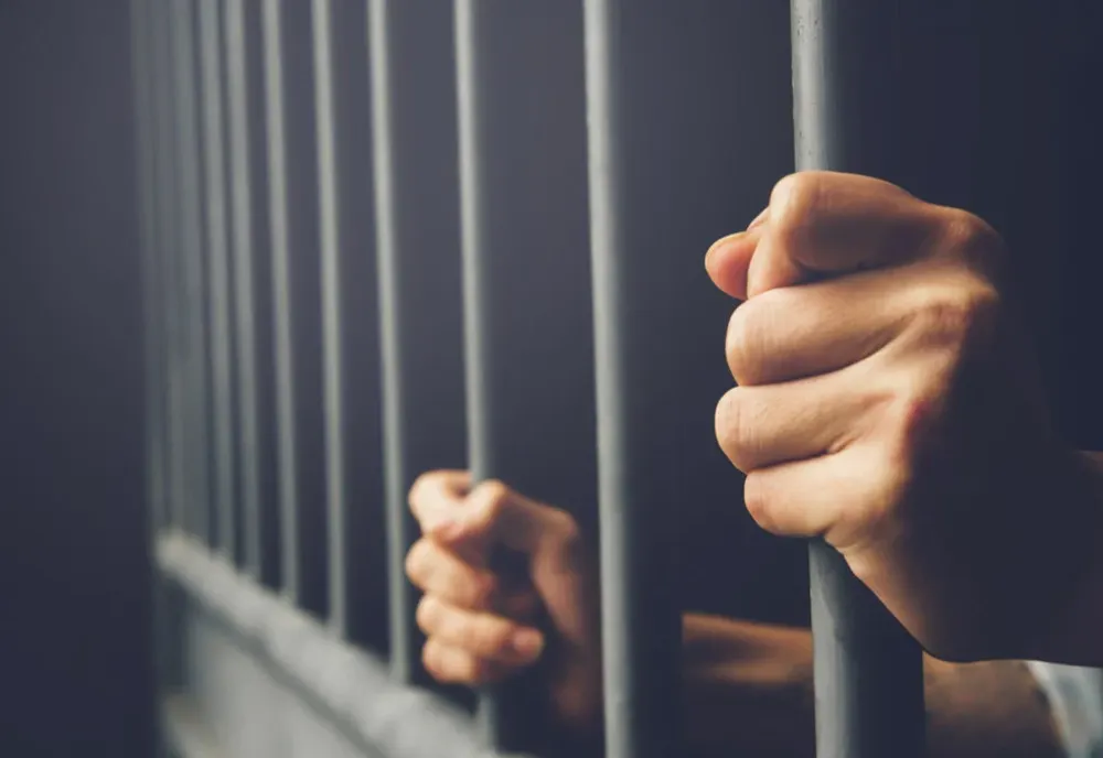 Bărbat din Bistrița-Năsăud, condamnat la peste 16 ani de închisoare pentru viol și agresiune sexuala, dus după gratii de polițiști