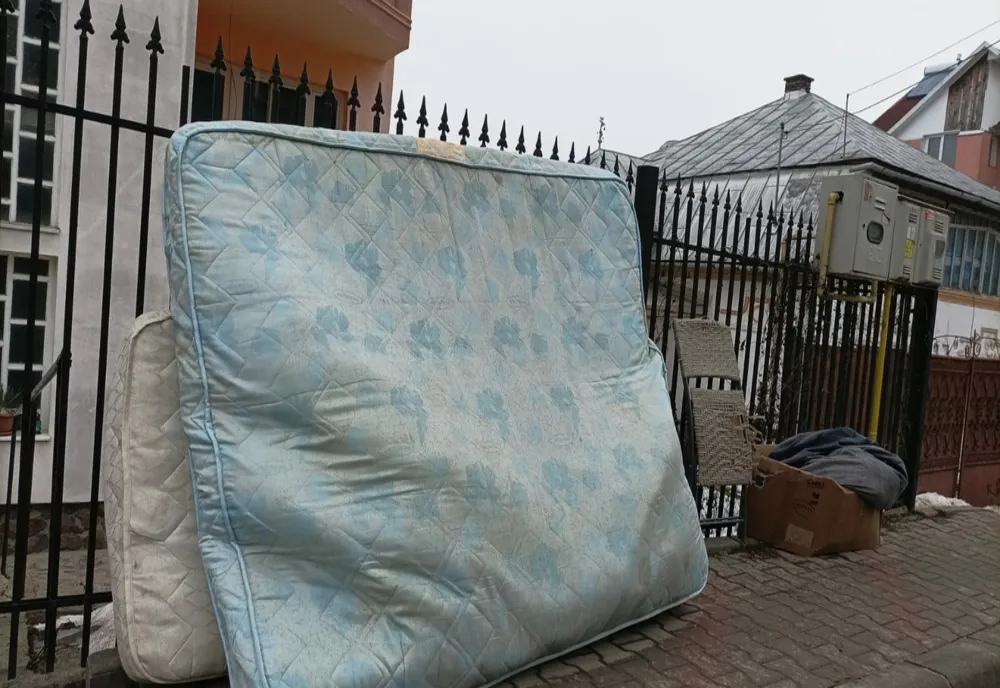 Începe campania gratuită de colectare a deșeurilor voluminoase, în Bistrița-Năsăud! Vezi programul pe localități