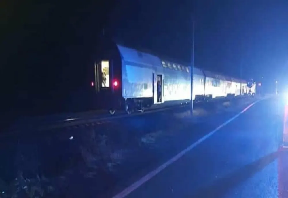Autoturism lovit de tren în Feldru