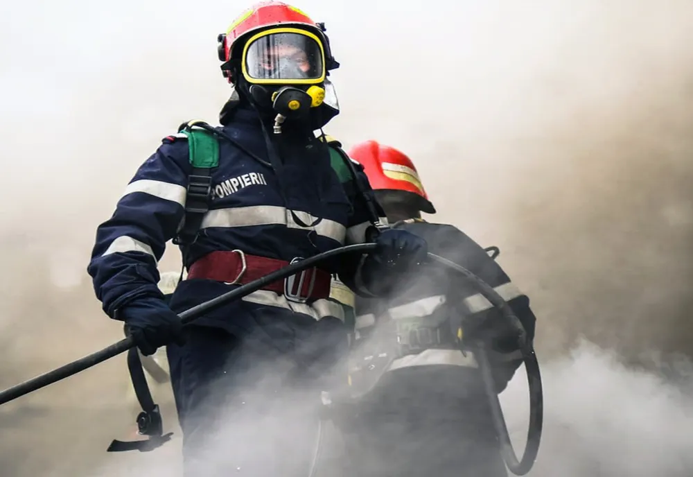 Și-a dat foc la casă intenționat! Bărbat din Sângeorz Băi, internat nevoluntar în spital și anchetat de polițiști