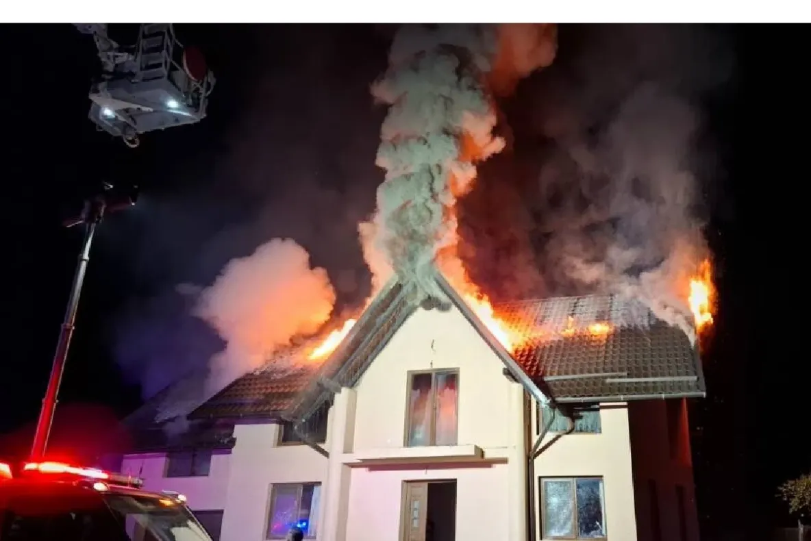 Dublă lovitură pentru o familie din Bistrița-Năsăud. O femeie este în stare critică după un accident grav, iar casa i-a luat foc - VIDEO
