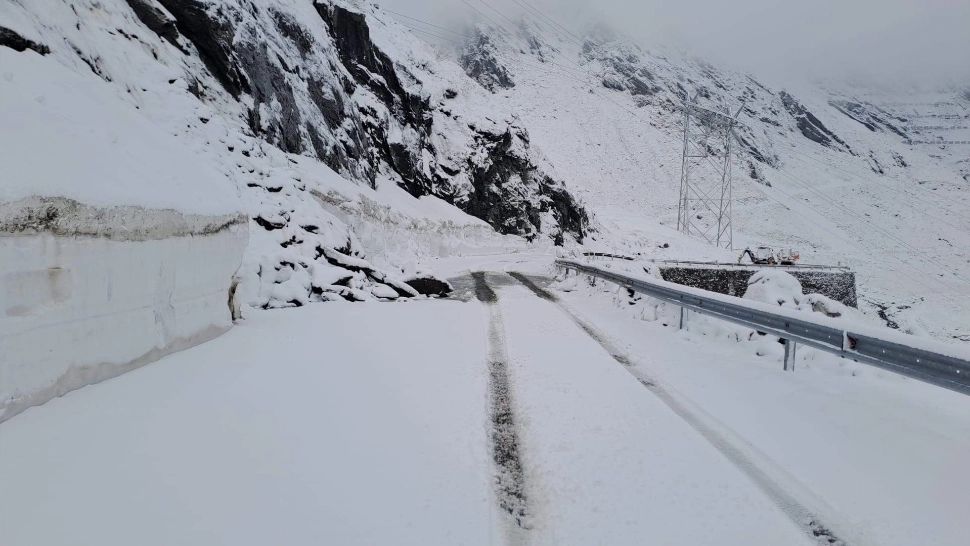 Iarna lovește din nou înainte de Paște: zăpadă de doi metri la munte și ger în toată țara