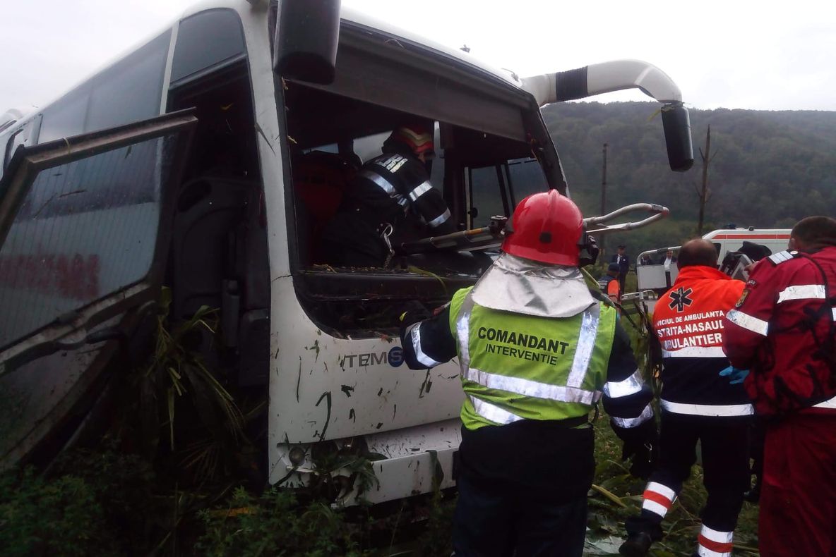 Trei persoane au ajuns la spital în urma unui accident rutier petrecut pe DN 17D (FOTO)