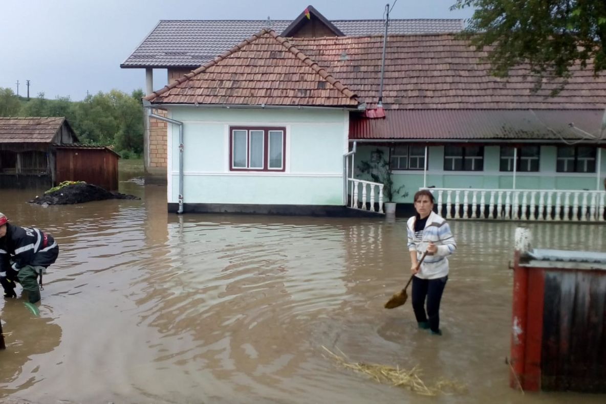 Gospodării inundate în urma unei ploi torențiale în localitatea Urmeniș din Bistrița-Năsăud (FOTO/VIDEO)