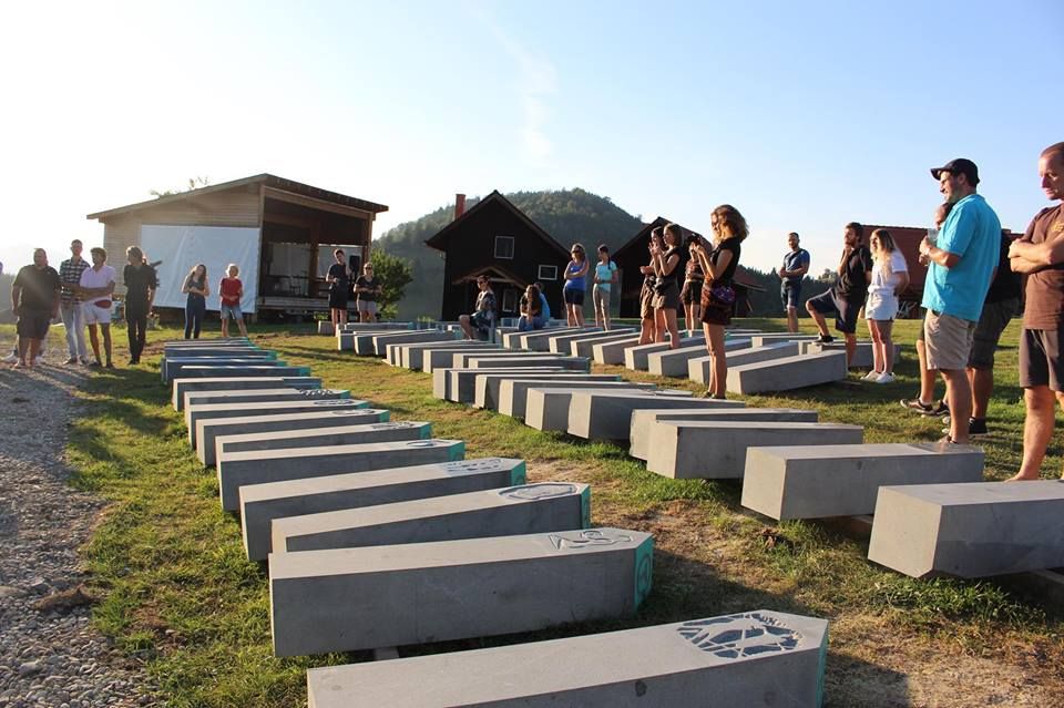 Bornele cu care va fi marcat drumul ”Via Transilvanica” sculptate de studenți (FOTO)