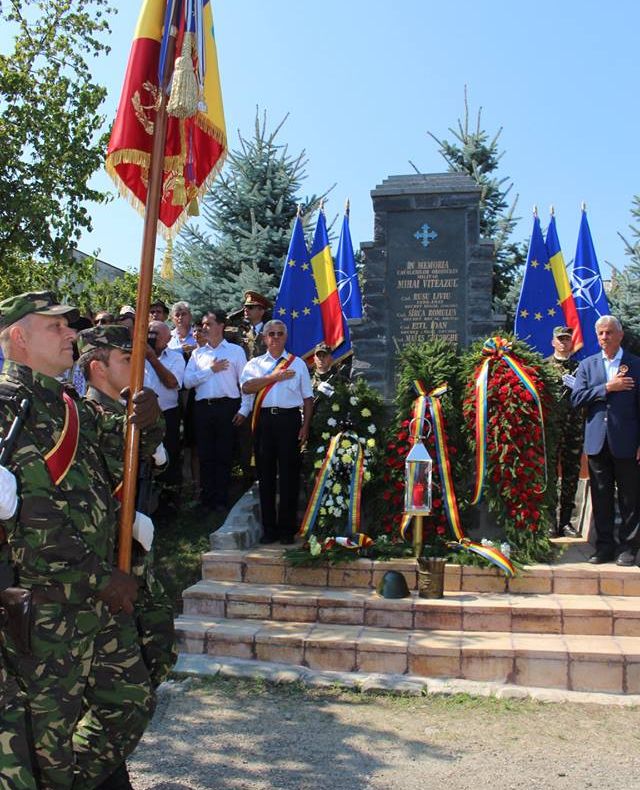Monument în memoria eroilor decorați cu Ordinul Militar Mihai Viteazul, dezvelit la Bistrița (FOTO)