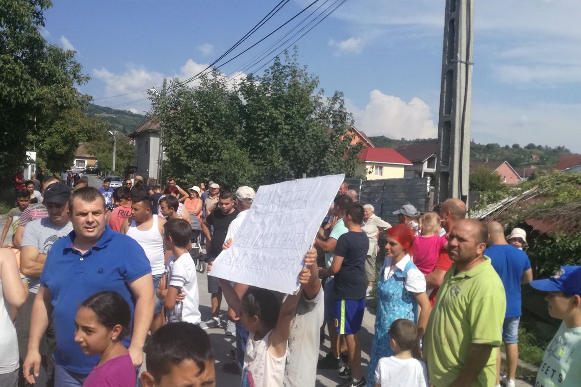 FOTO/VIDEO: O stație de asfaltare a scos peste 100 de năsăudeni în stradă! Autoritățile se spală pe mâini