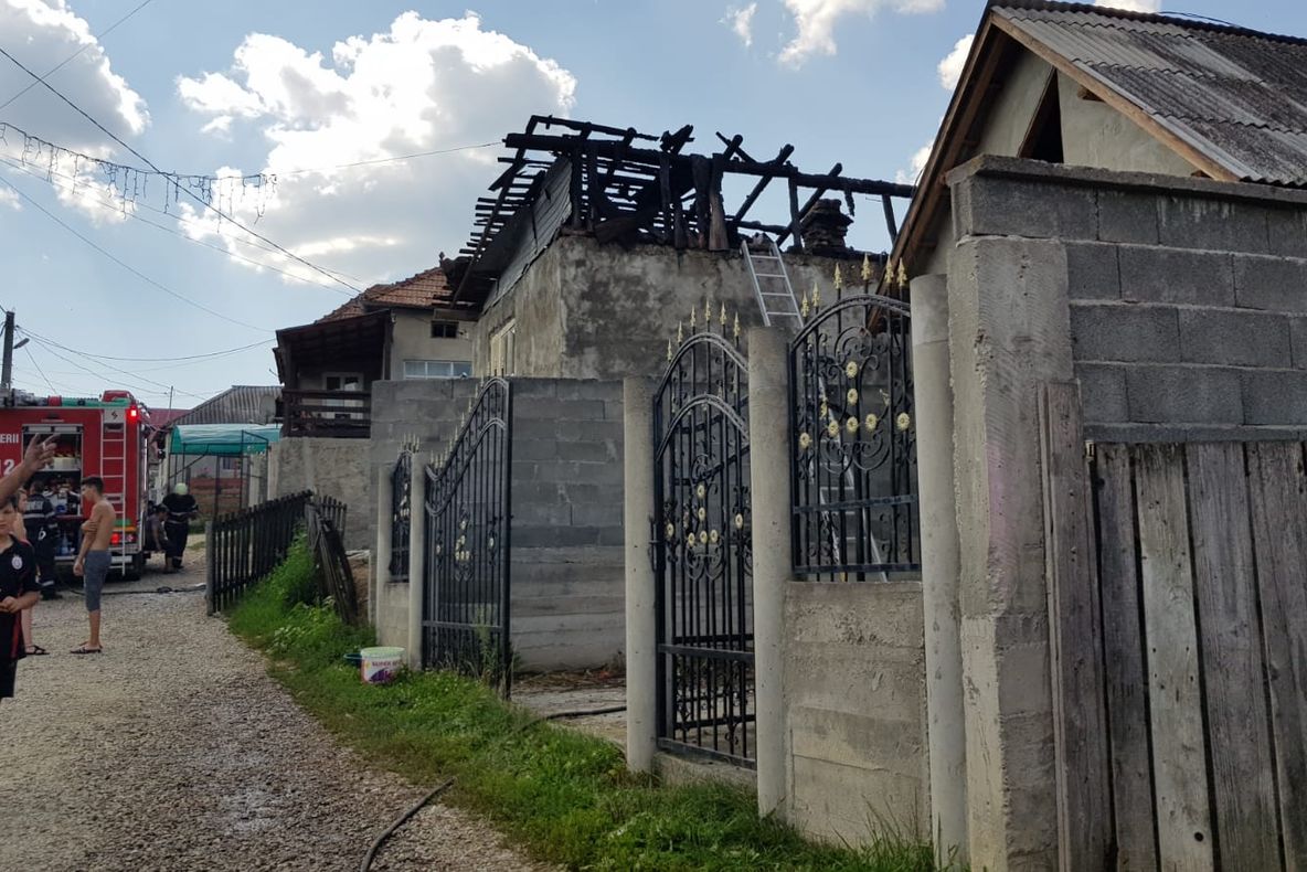 Două case au fost cuprinse de flăcări pe raza localității Bața din Bistrița-Năsăud (FOTO)