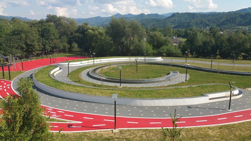 Cum arată un parc amenajat într-o comună din Bistrița-Năsăud. Dovada că și în mediul rural se poate (FOTO)