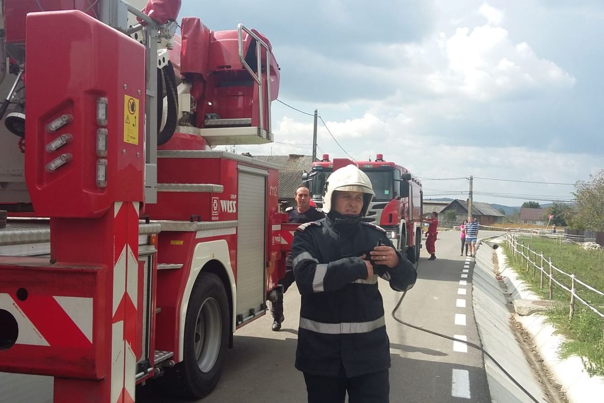 Incendiu în subsolul unui bloc din Bistrița! Un locatar, intoxicat cu fum a ajuns la spital