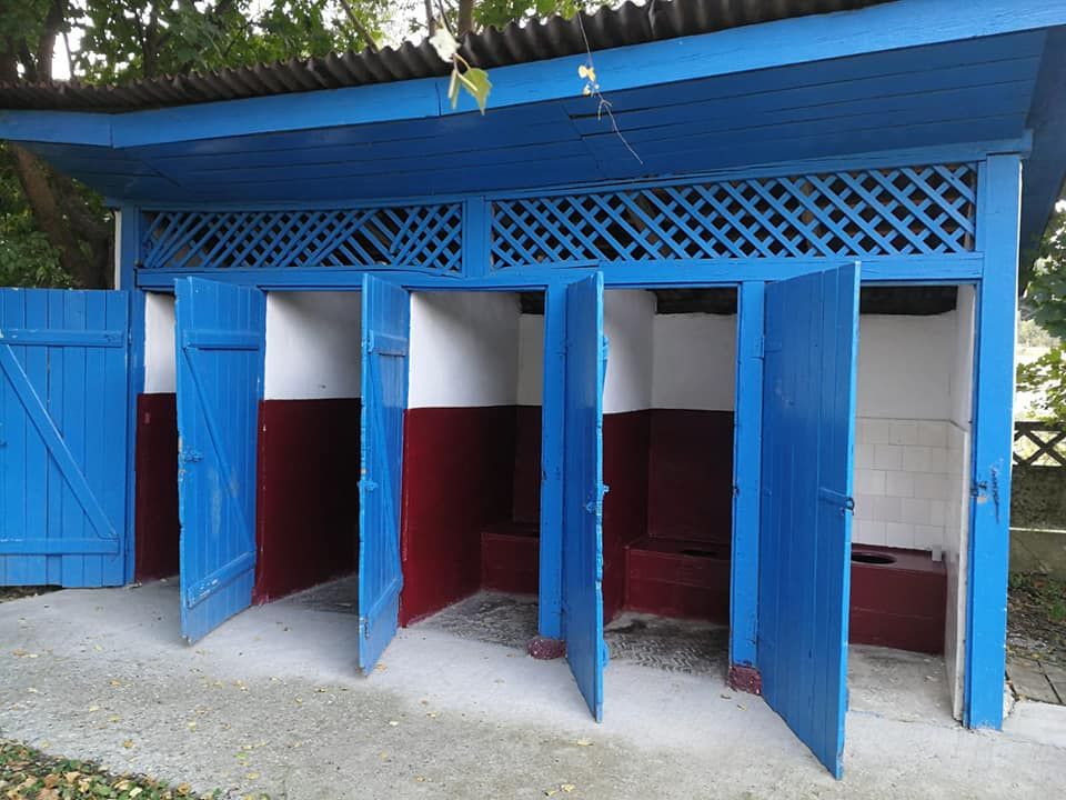 Aproape 20 de unități de învățământ din Bistrița-Năsăud, cu grupuri sanitare în fundul curții