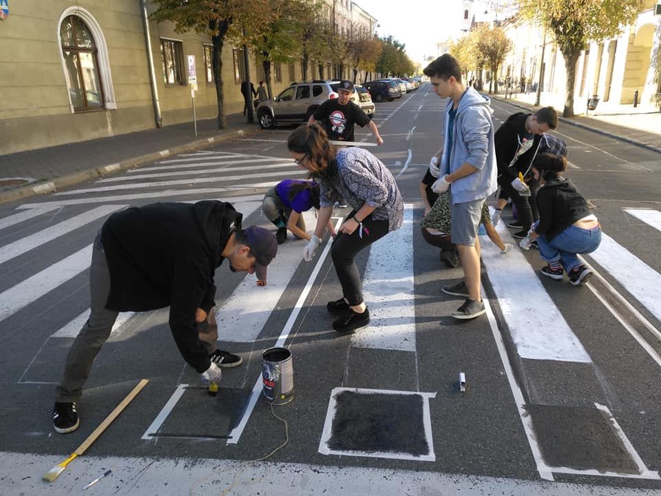 Prima trecere de pietoni 3D din Bistrița, amenajată de elevi ai Liceului de Arte ”Corneliu Baba” (FOTO/VIDEO)