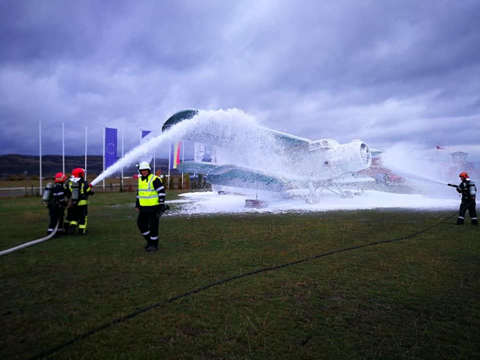 Exercițiu tactic în zona Aerodromului din Bistrița. Pompierii au stins un incendiu care a cuprins un avion ultraușor (FOTO)
