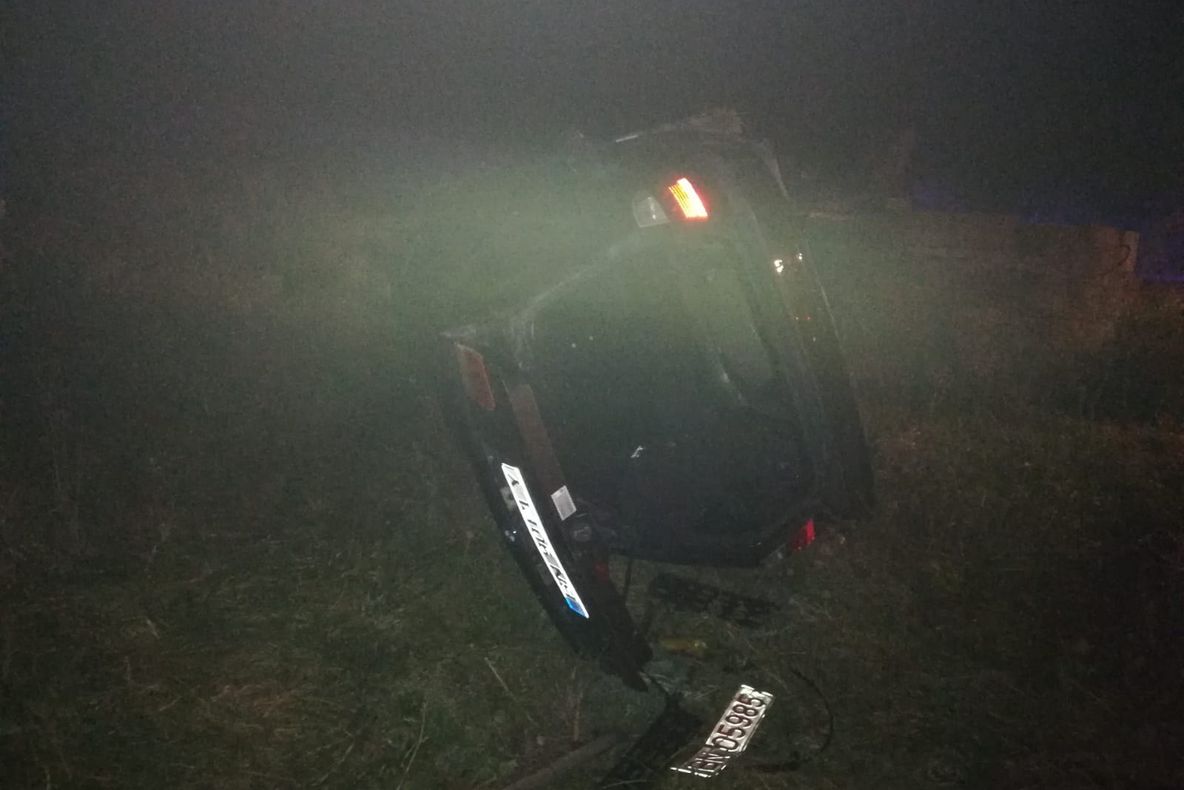 Un tânăr a decedat, iar alte două persoane au ajuns la spital, în urma unui accident rutier produs pe un drum comunal din Bistrița-Năsăud (FOTO)