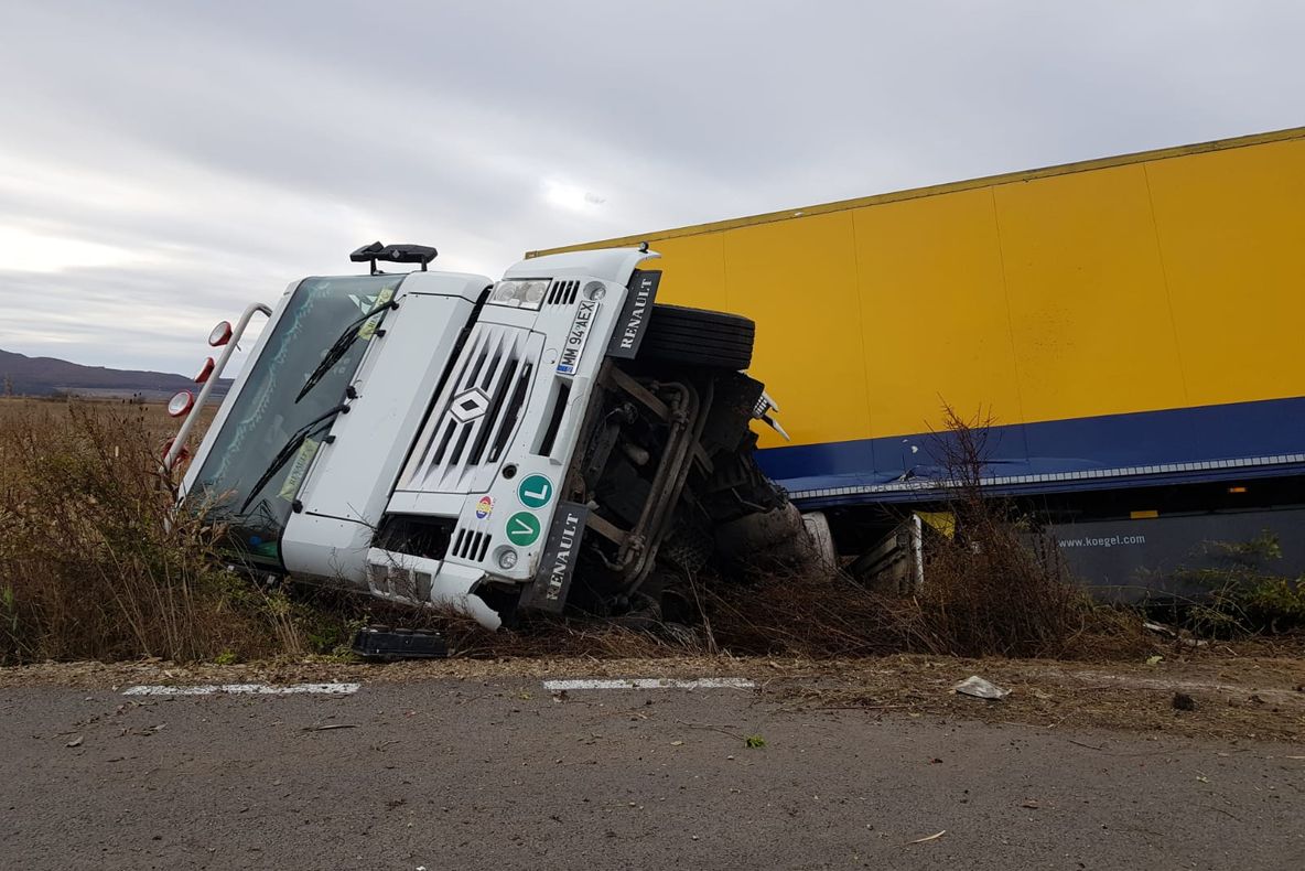 Un autotren s-a răsturnat pe DN17 în Bistrița-Năsăud (FOTO)