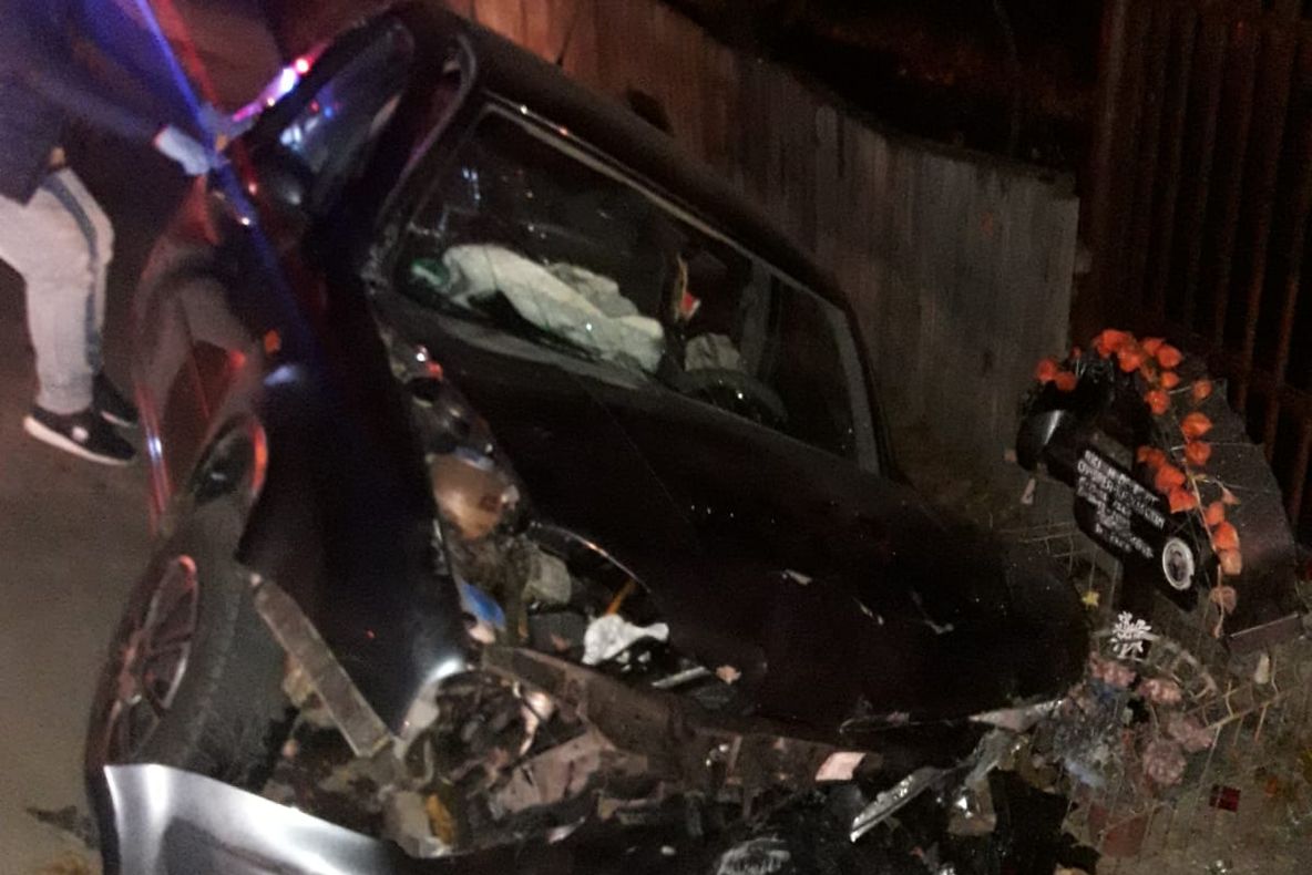 Mașina în care se aflau doi tineri a lovit un cap de pod. Unul a rămas încarcerat (FOTO)