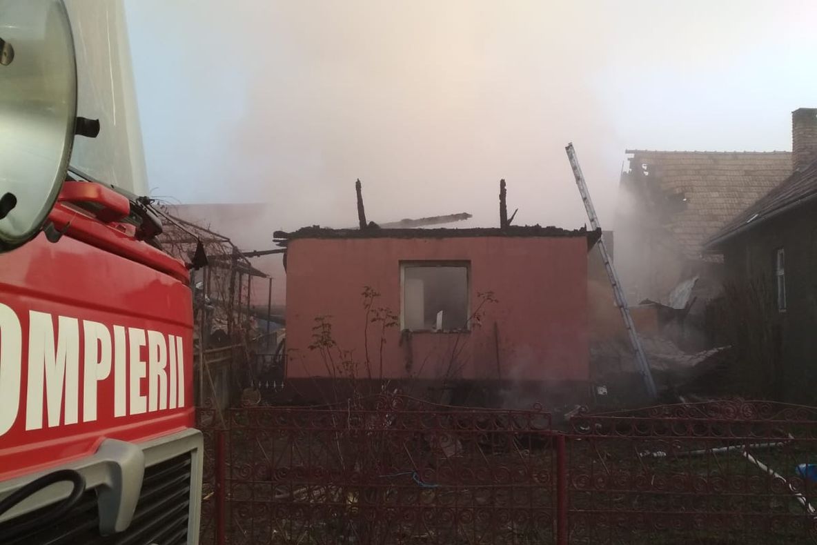 Două case din localitatea bistrițeană Tăure, afectate de un puternic incendiu (FOTO)