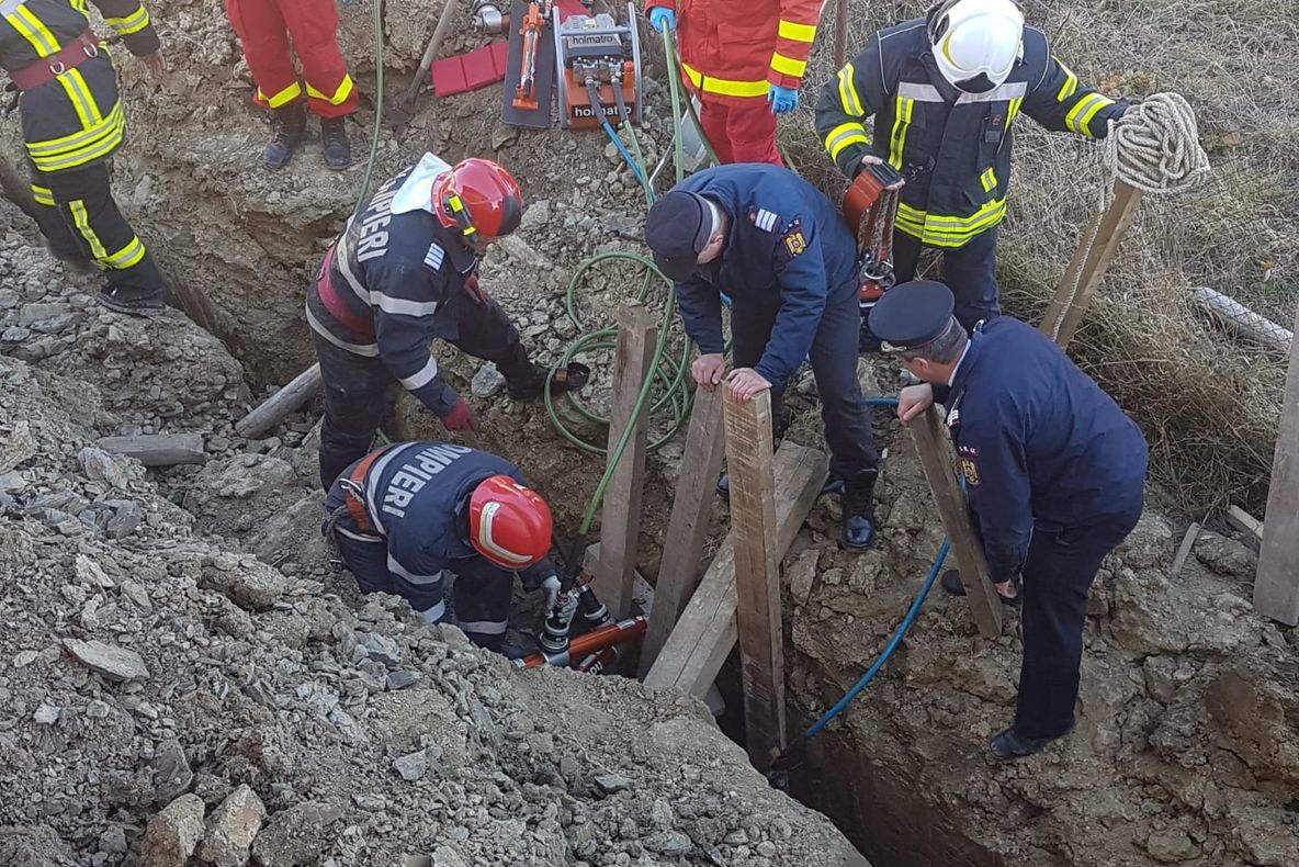 Intervenție contracronometru pentru salvarea unui bărbat prins sub un mal de pământ (FOTO/VIDEO)