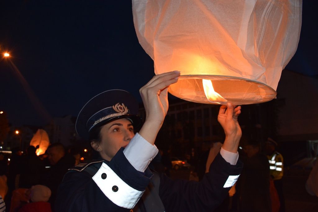 100 de lampioane înălțate și 100 de lumânări aprinse, toate pentru a comemora victimele accidentelor rutiere (FOTO)