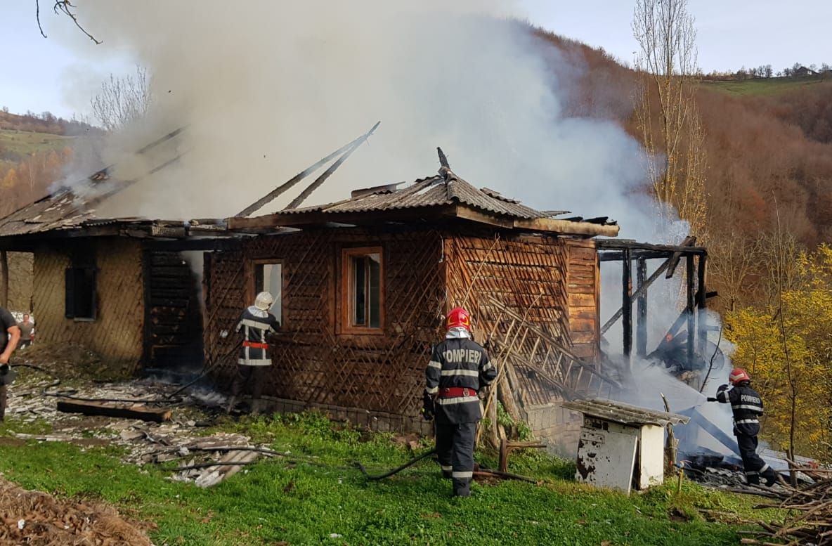 O casă arde ca o torță în localitatea Aluniș din Bistrița-Năsăud. UPDATE: Un bărbat a murit carbonizat (FOTO/VIDEO)