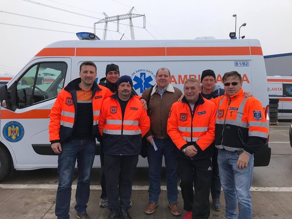 O delegație din partea Serviciului de Ambulanță Bistrița-Năsăud a preluat cele 5 autospeciale repartizate județului (FOTO)