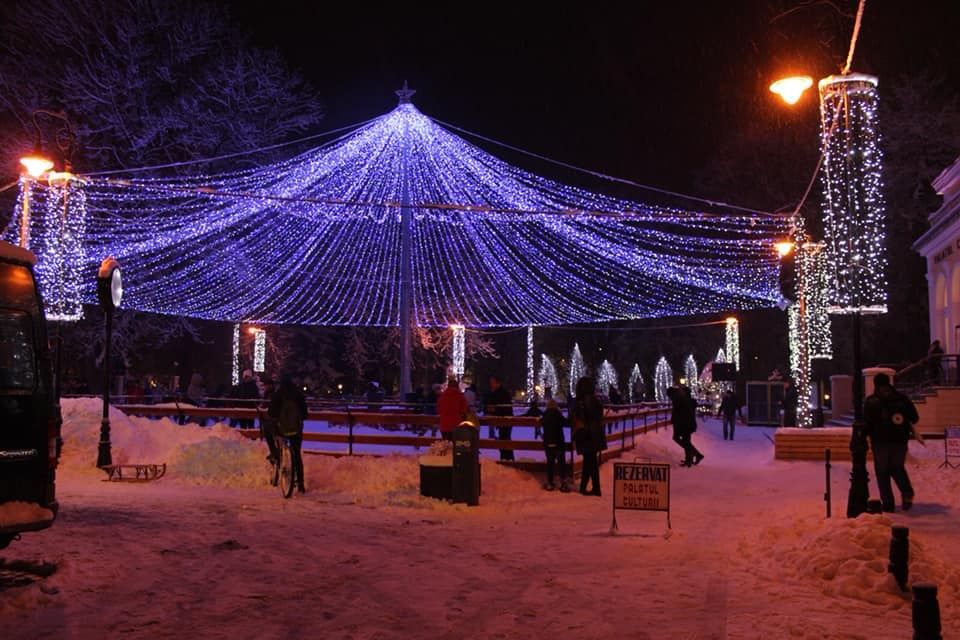 Patinoarul amenajat în fața Palatului Culturii din Bistrița, deschis (FOTO/VIDEO)