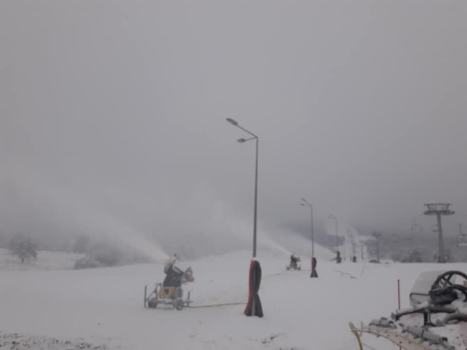 Tunurile de zăpadă au fost puse în funcțiune pe Pârtia de schi Cocoș (FOTO)