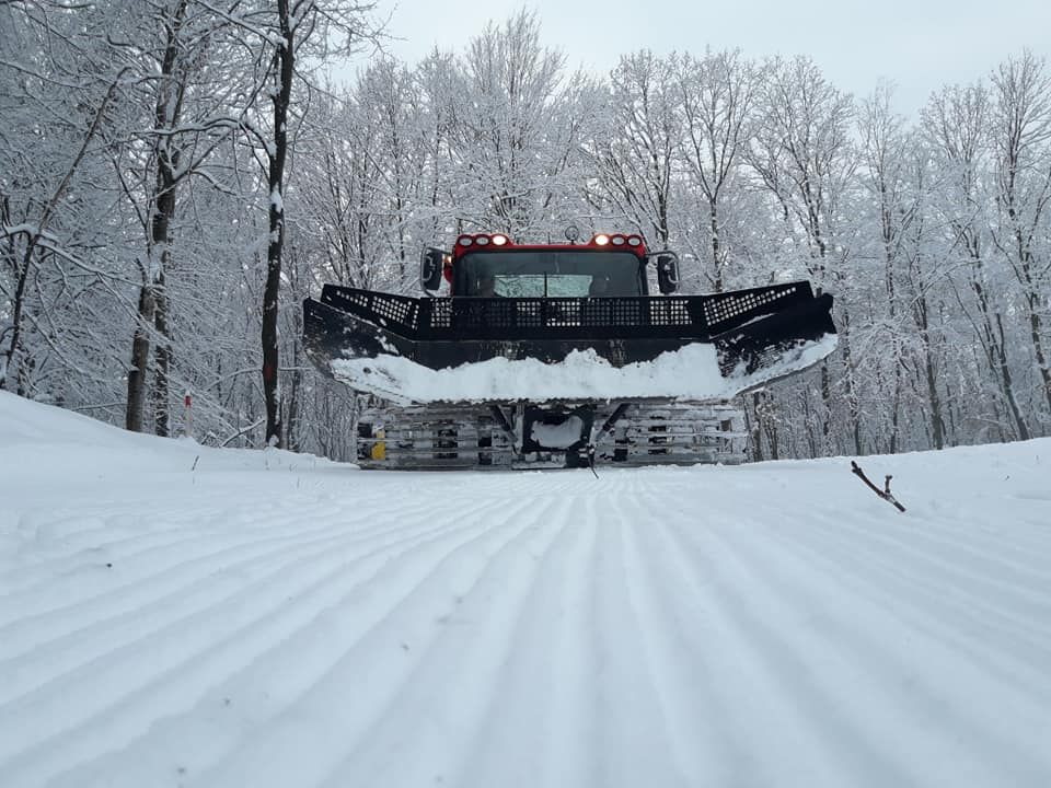 Se fac pregătiri pentru un nou sezon de schi pe Pârtia Cocoș din Bistrița (FOTO)