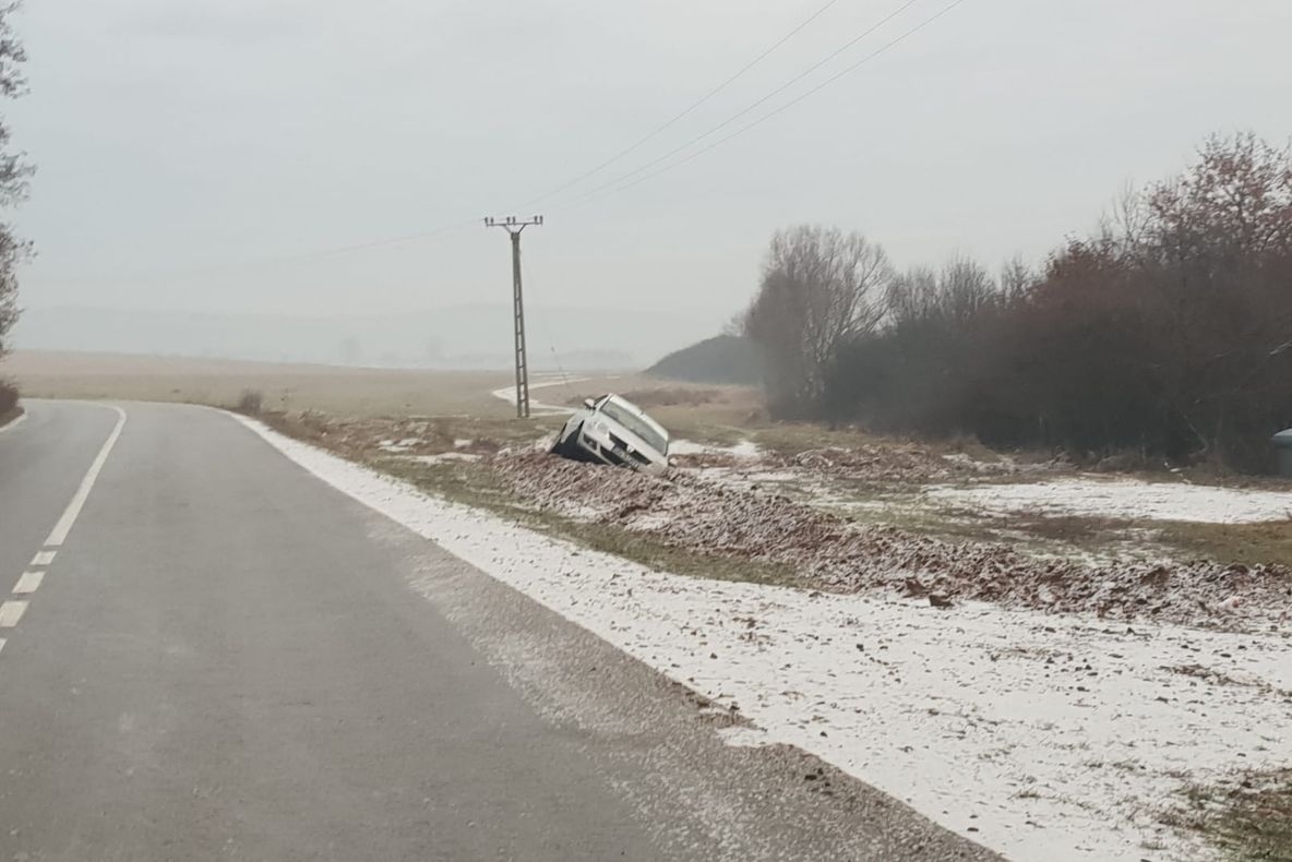 Amendă de 3.000 de lei pentru administratorul unui drum judeţean din Bistriţa-Năsăud deoarece nu a intervenit la timp pentru combaterea poleiului (FOTO/VIDEO)