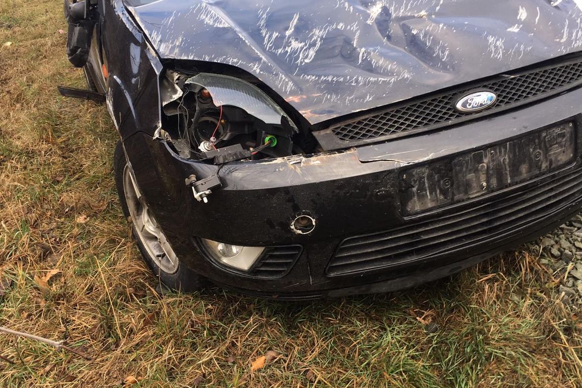 A ajuns la spital după ce mașina în care se afla s-a răsturnat în afara părții carosabile (FOTO)