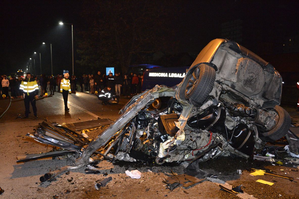 Grav accident rutier pe raza municipiului Bistrița. O mașină s-a transformat într-un morman de fiare după ce s-a izbit puternic de un stâlp. O persoană a murit (FOTO/VIDEO)