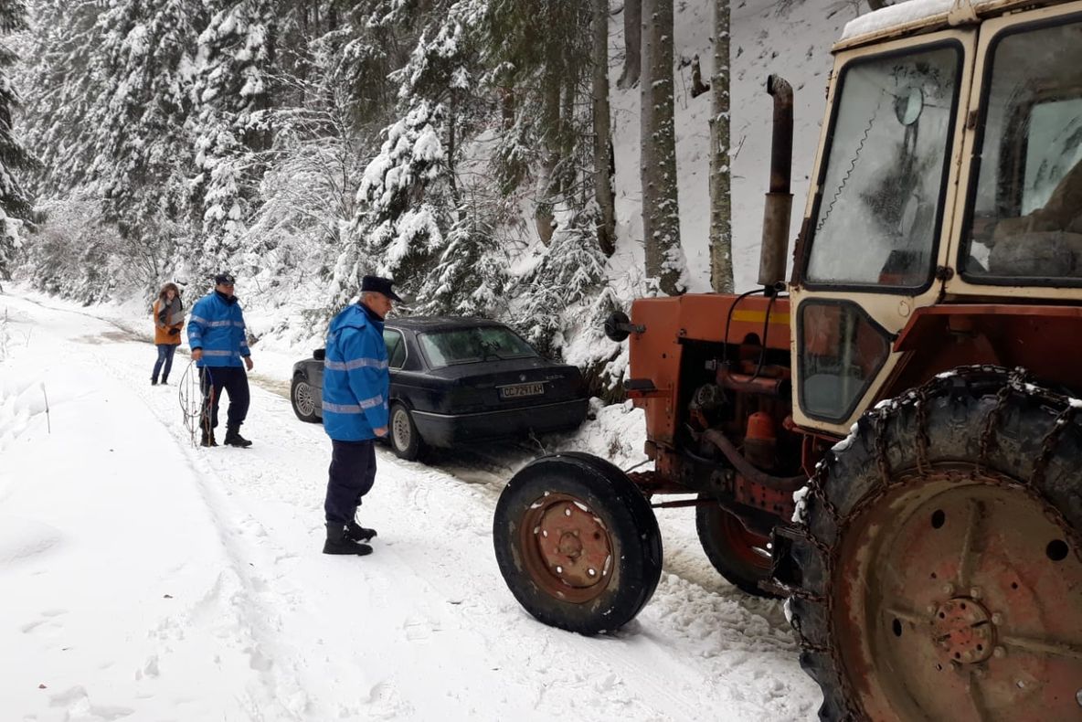 Doi tineri care se întorceau acasă din Belgia au rămas blocați cu autoturismul în zăpadă în Pasul Rotunda din Bistrița-Năsăud (FOTO/VIDEO)