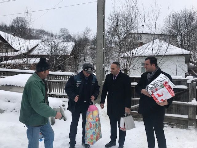 Daruri de la polițiștii bistrițeni pentru două fetițe care și-au pierdut ambii părinți într-un tragic accident rutier (FOTO)