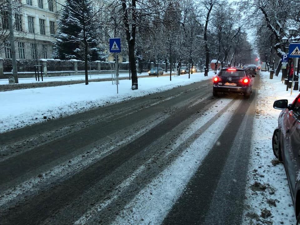Bistrița, ora 07:00: ”Drumurile în pantă, arterele principale şi o parte din cele secundare erau practicabile și se putea circula în condiţii de iarnă!” (FOTO/VIDEO)