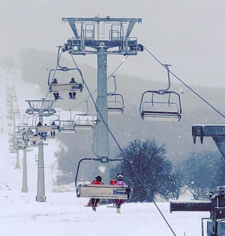 Temperaturile mai ridicate din ultima perioadă închid Pârtia de schi ”Cocoș”. De joi, de la ora 16:00, aceasta nu va mai funcționa