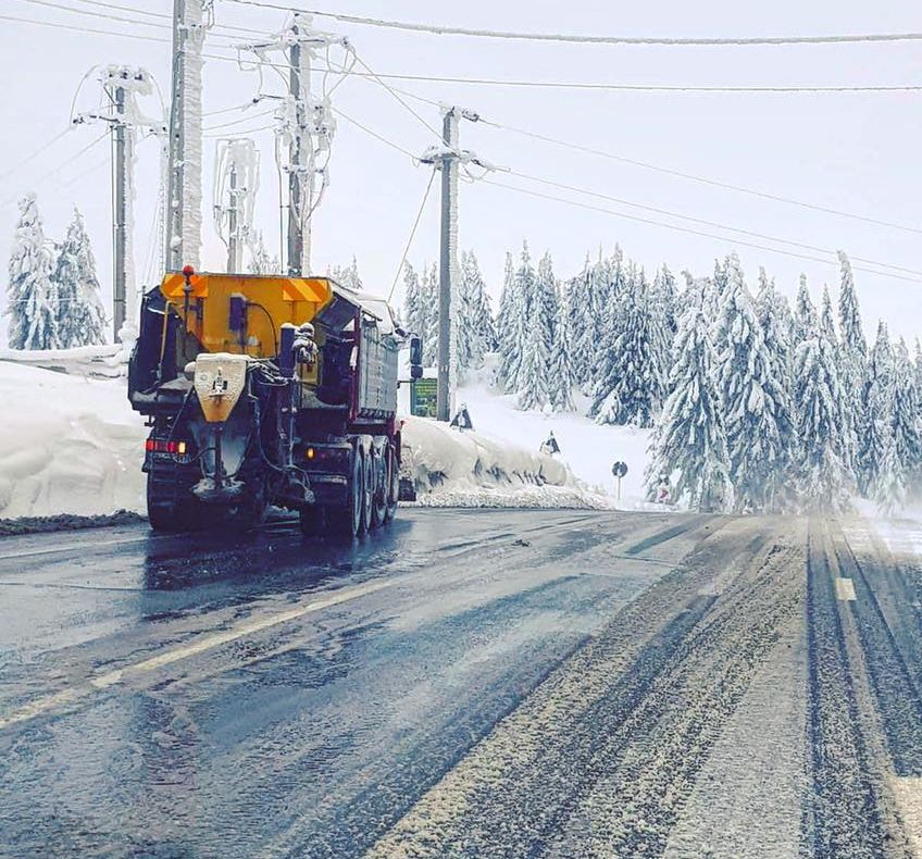 Ninge pe toate sectoarele de drum din Bistrița-Năsăud, iar pe DN 17, în Piatra Fântânele, vântul bate cu o viteză de 40 km/h (FOTO)
