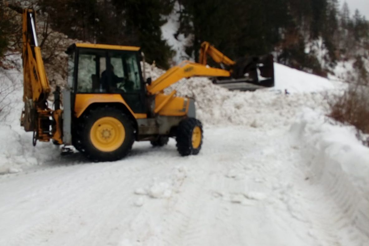 Drum comunal din Bistrița-Năsăud, blocat din cauza căderilor masive de zăpadă (FOTO)