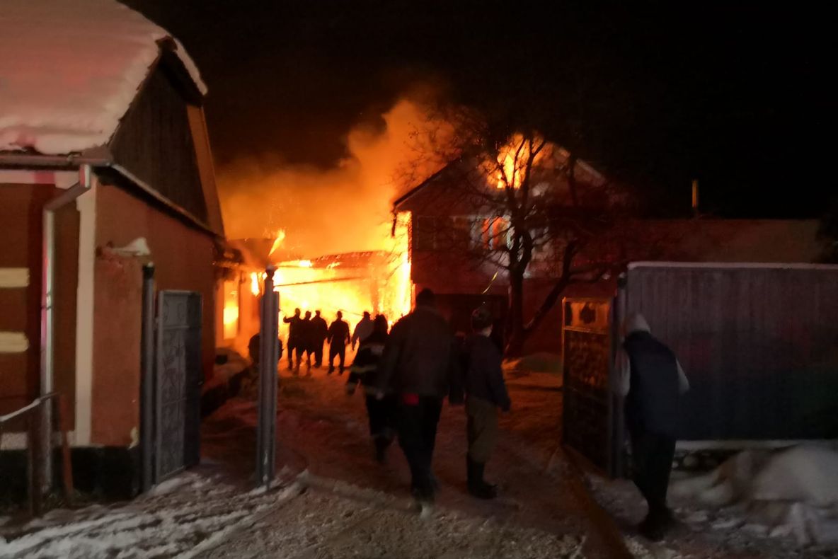 Două case, un autoturism și mai multe bunuri și animale, distruse într-un puternic incendiu izbucnit în localitatea Dorolea din Bistrița-Năsăud (FOTO)